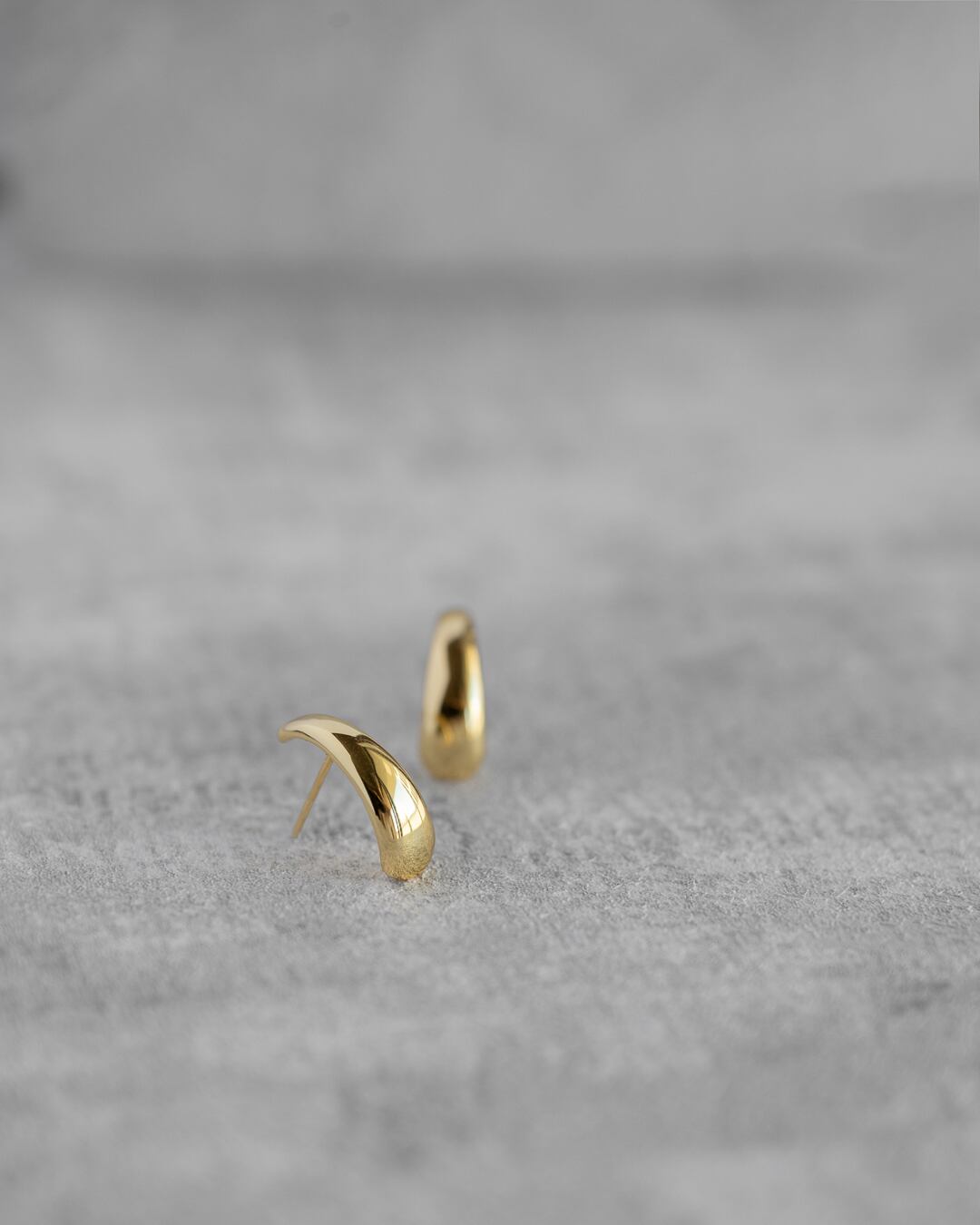 Curve line studs pierce