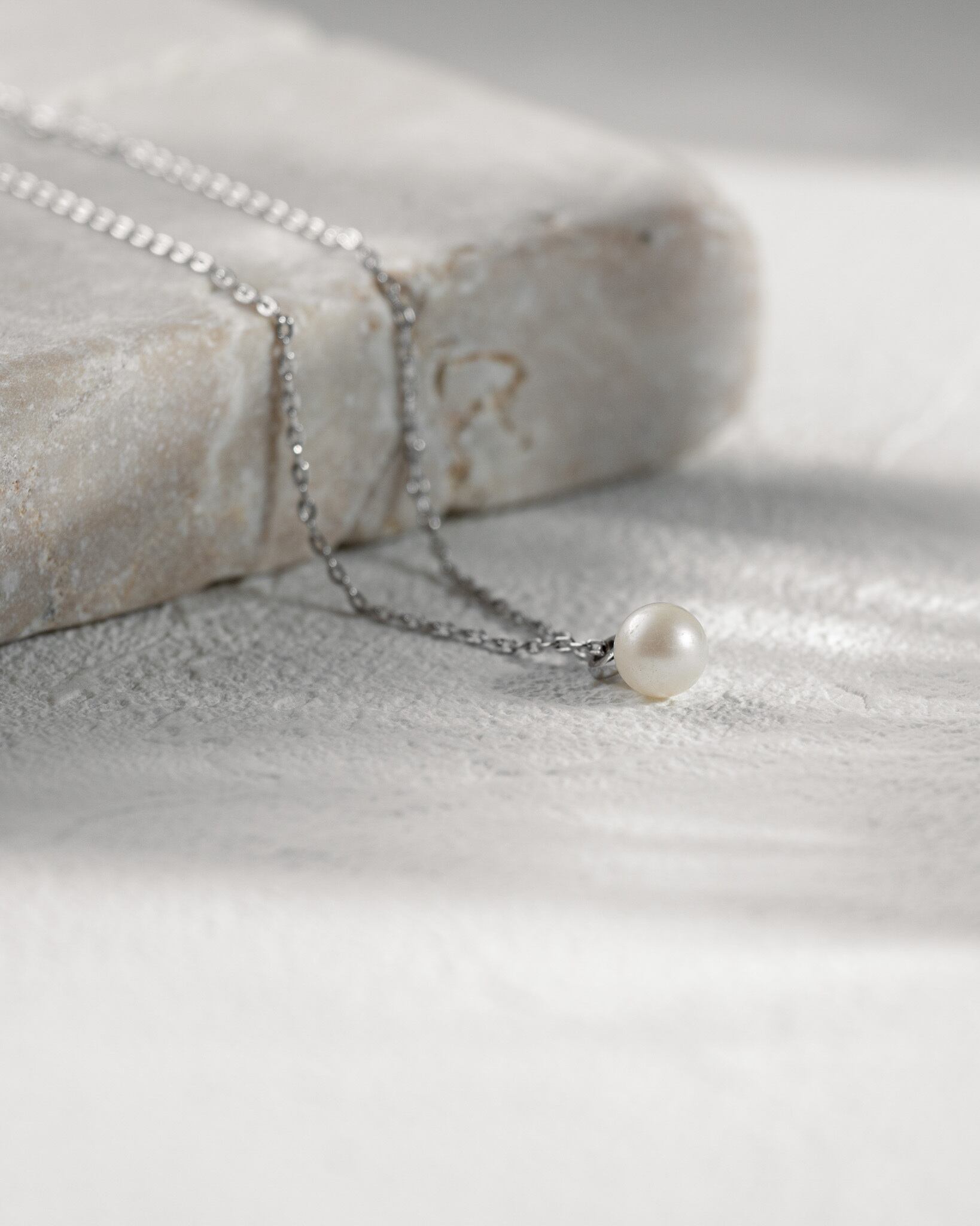 Single pearl pendant necklace
