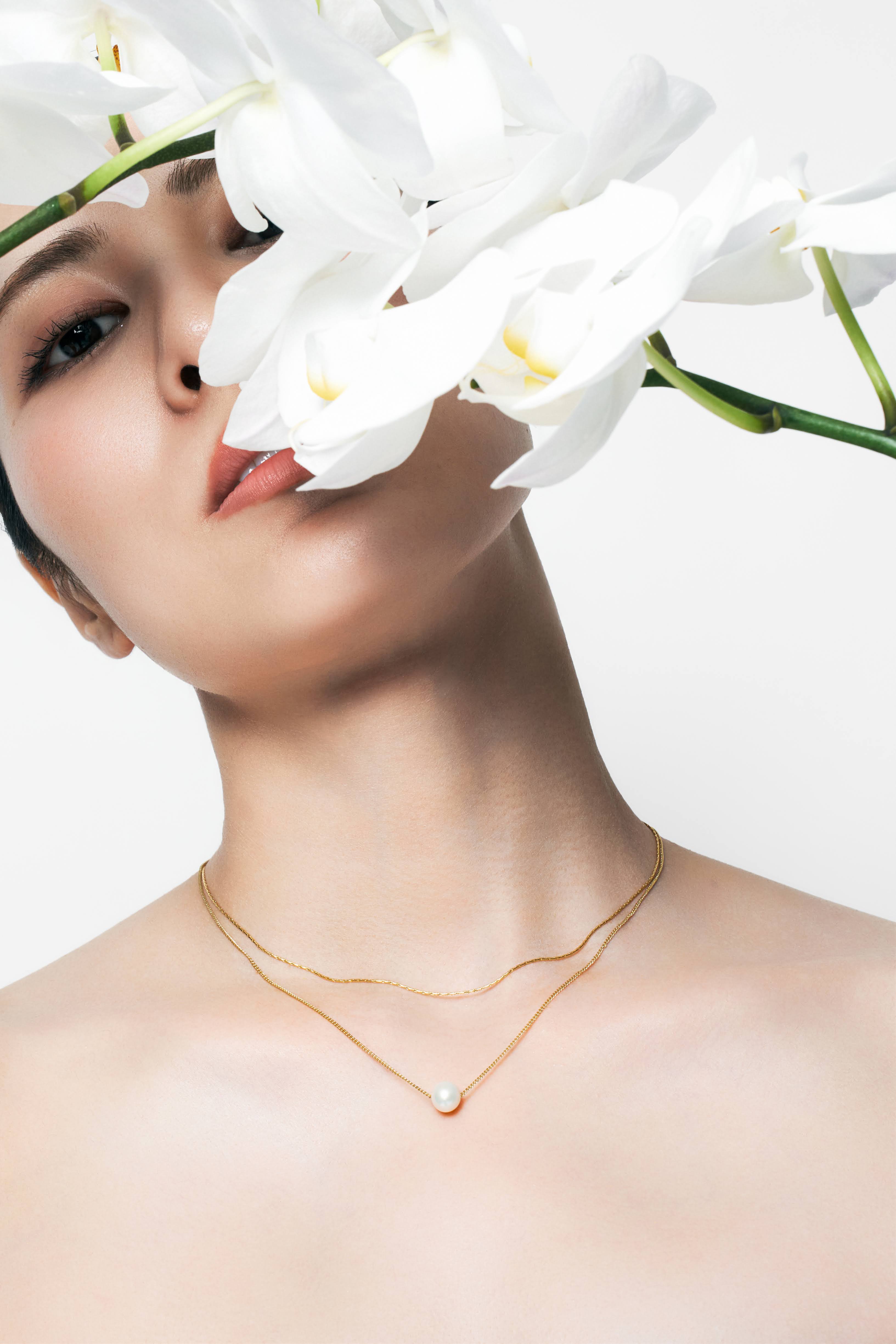 Simple Pearl Necklace Floating