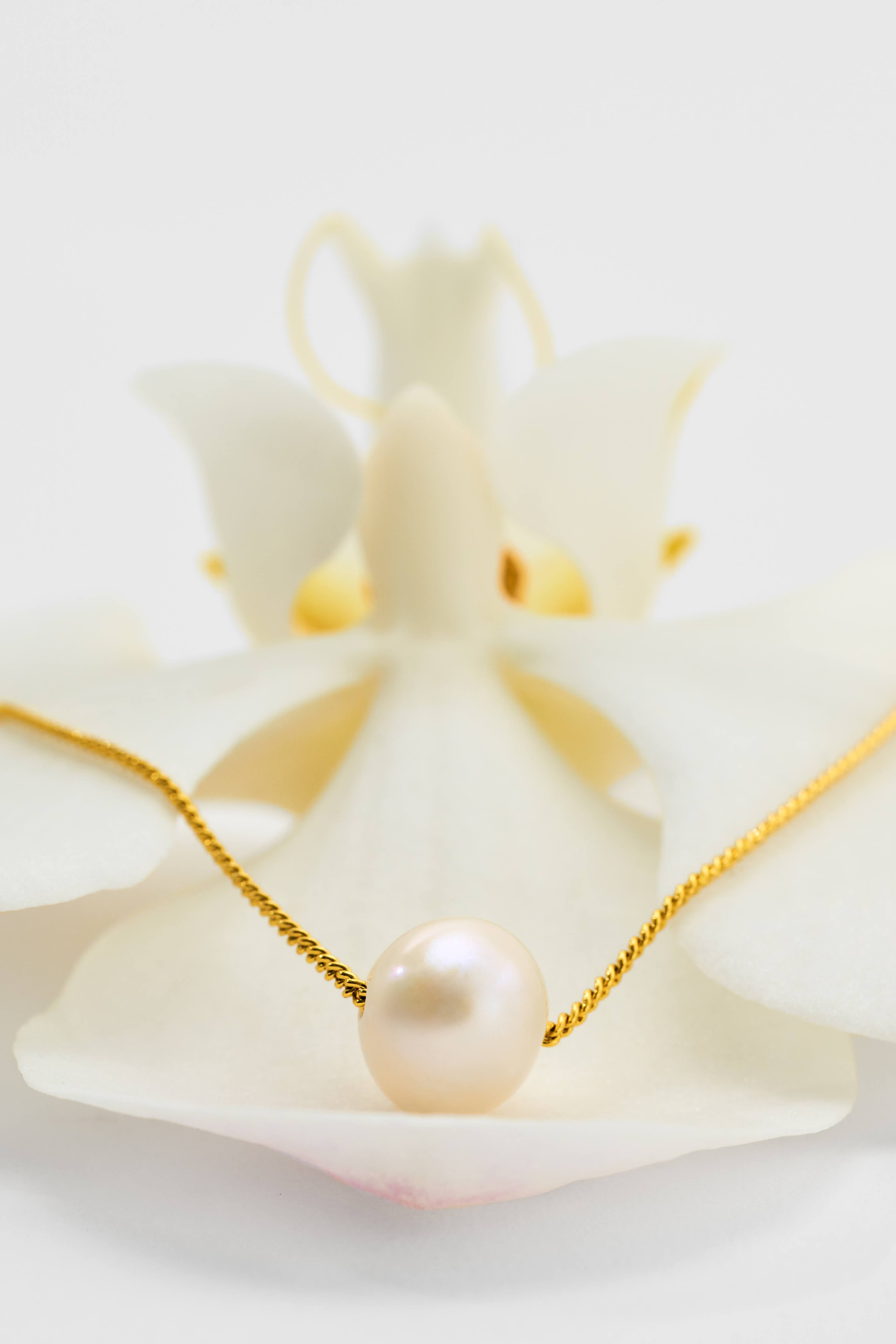 Simple Pearl Necklace Floating
