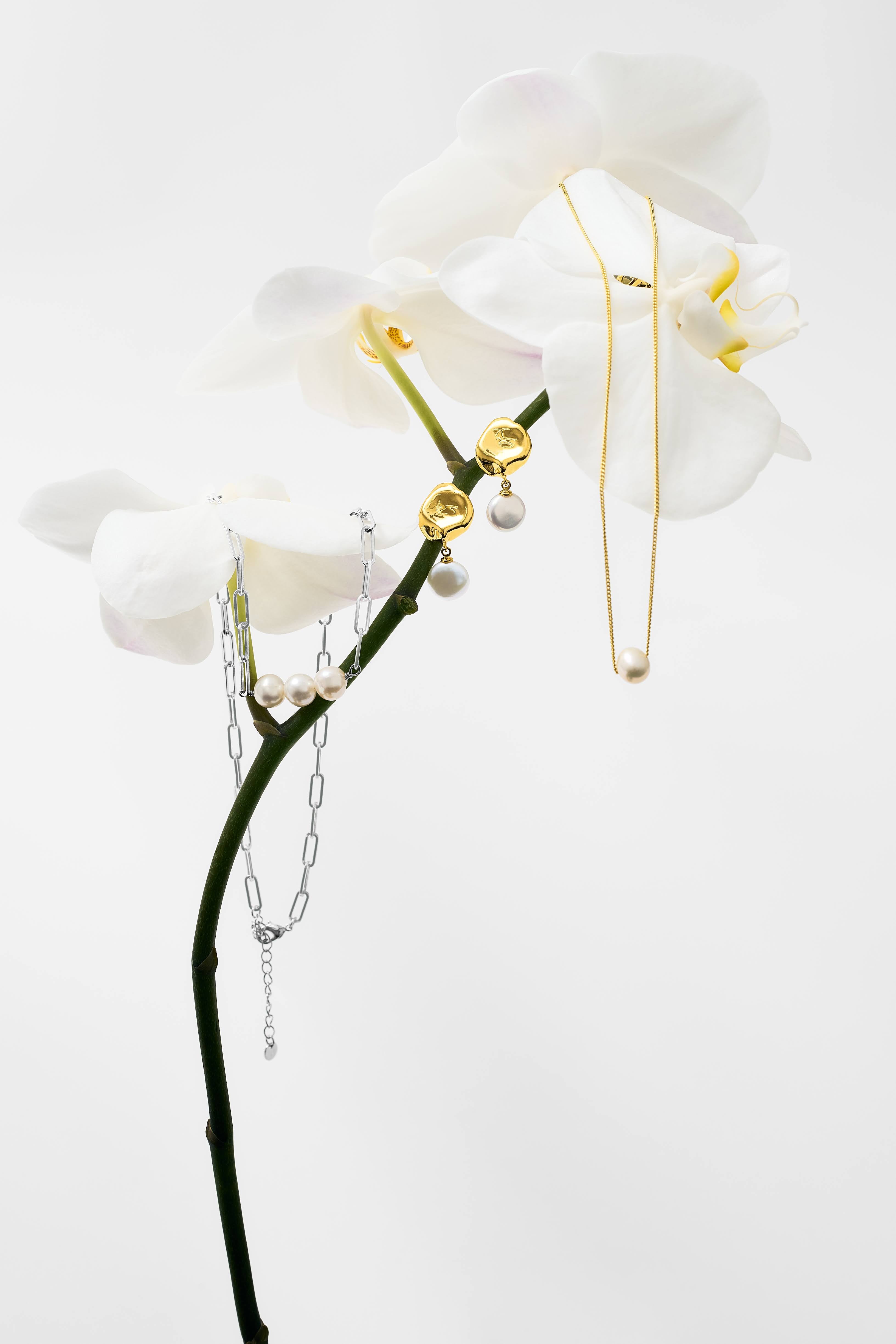 Simple Pearl Necklace Floating