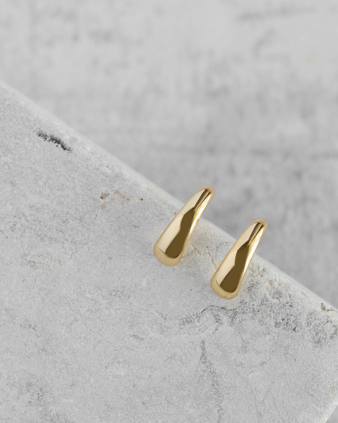 Curve line studs pierce