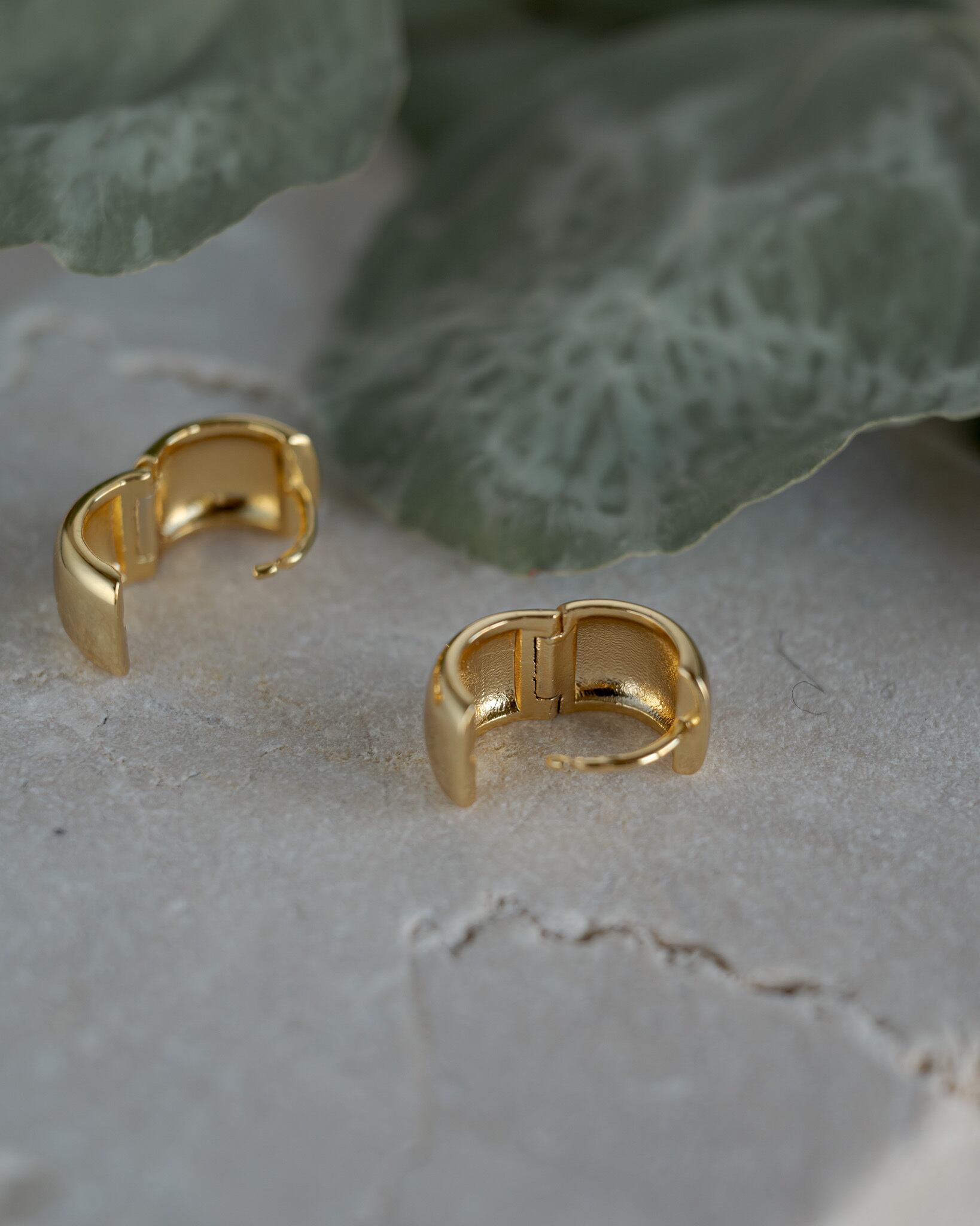 Band hoop mini earrings