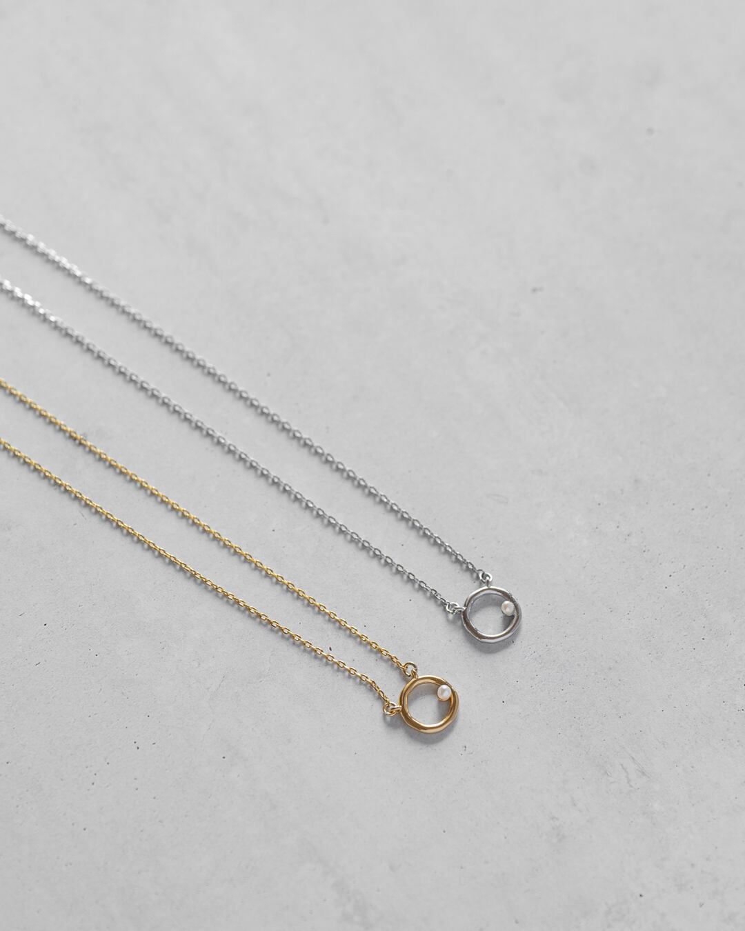 Circle + baby pearl necklcae