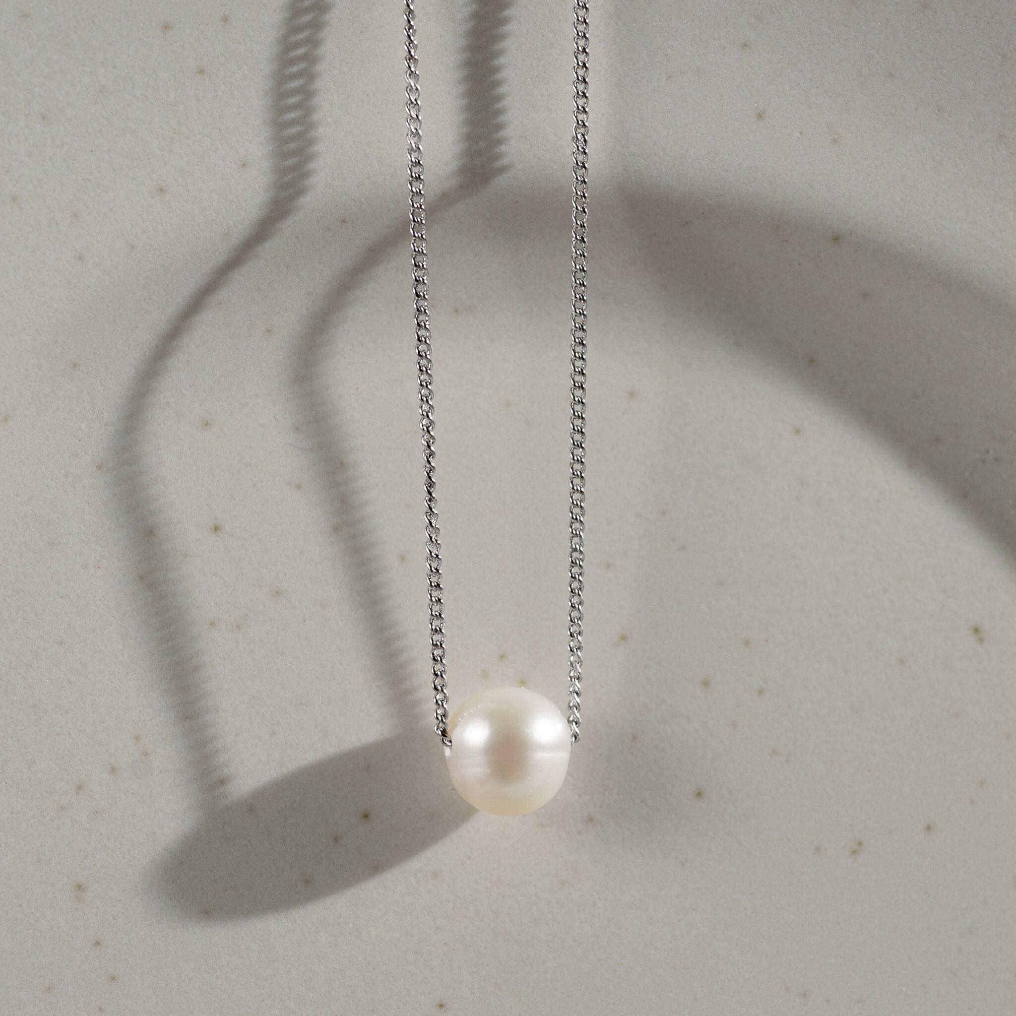 Single pearl necklace - floating