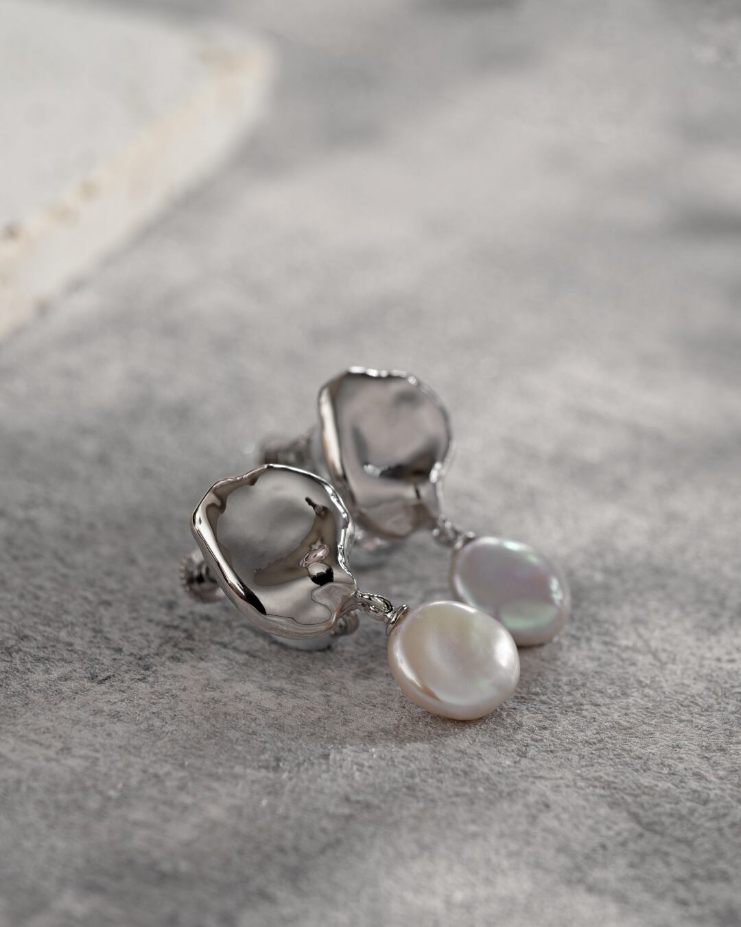 Metal & coin pearl earing
