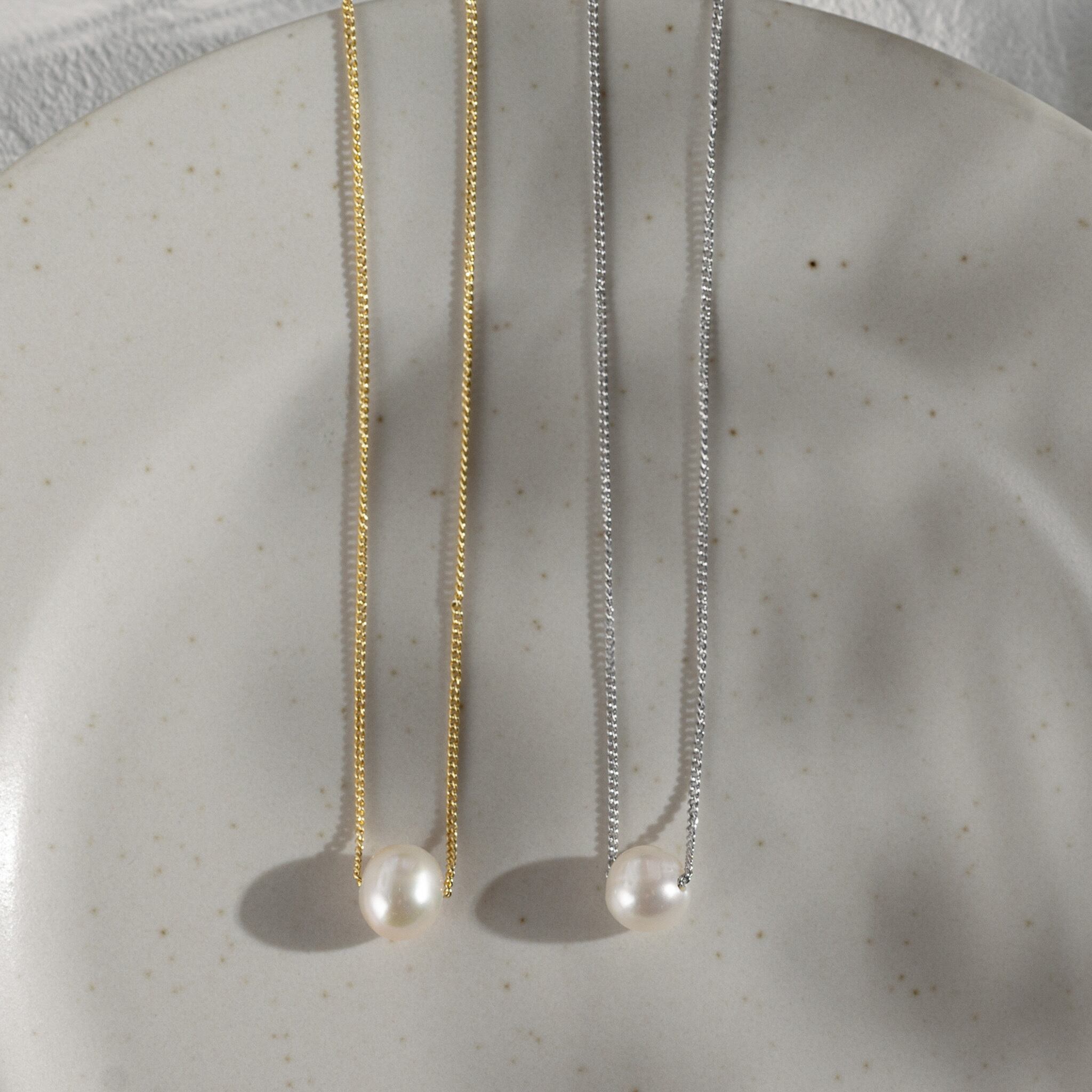 Single pearl necklace - floating