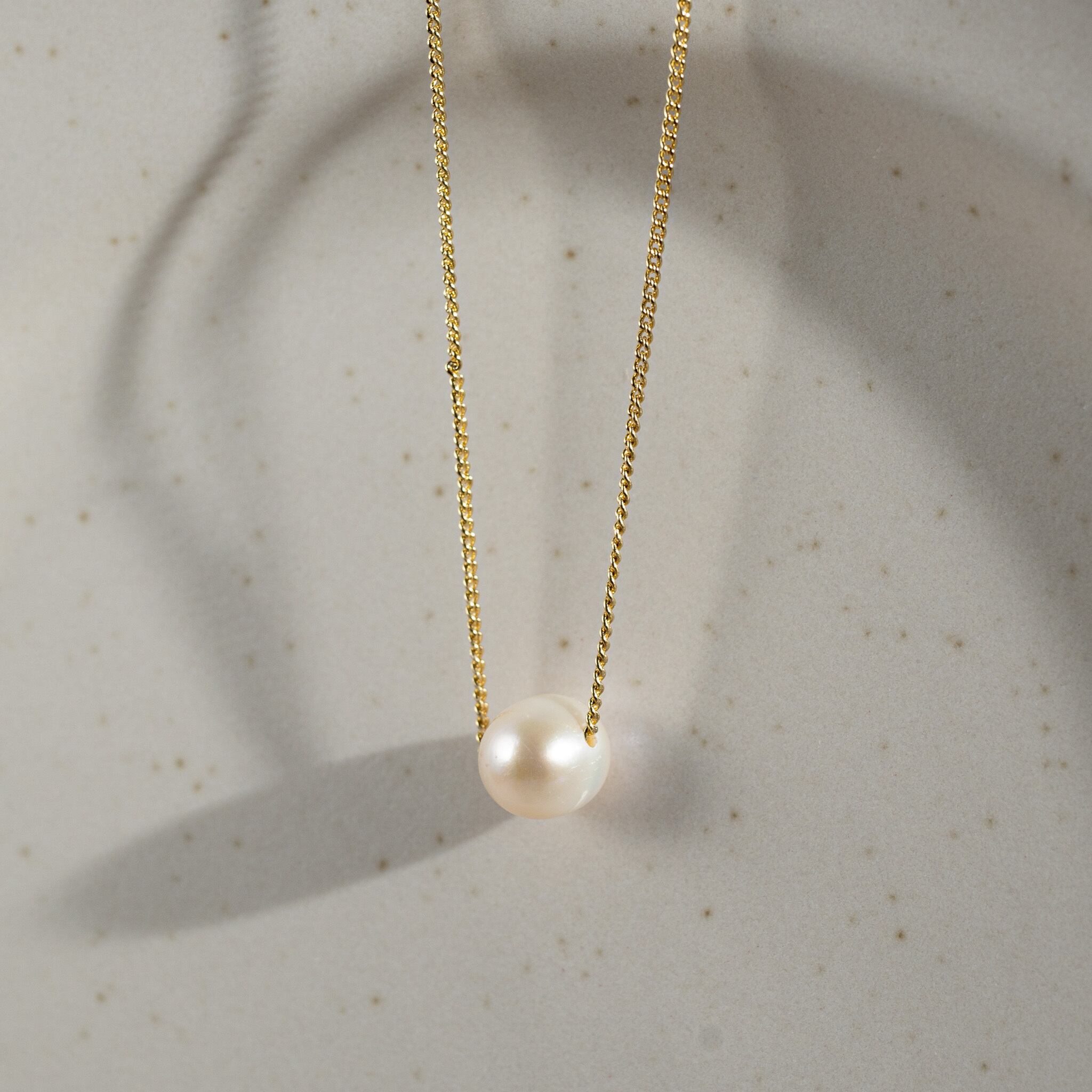 Single pearl necklace - floating