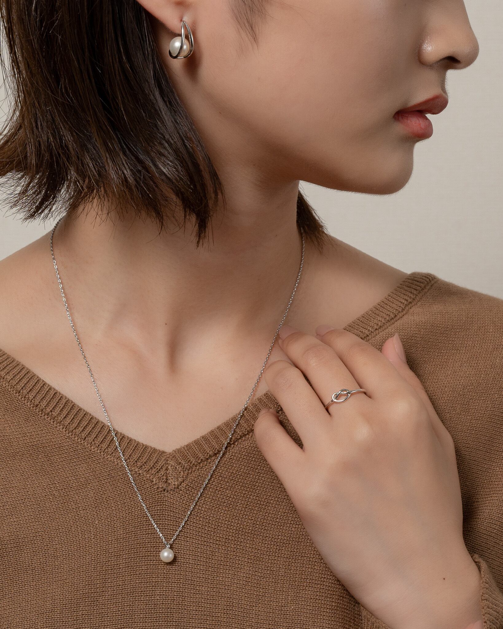 Single pearl pendant necklace