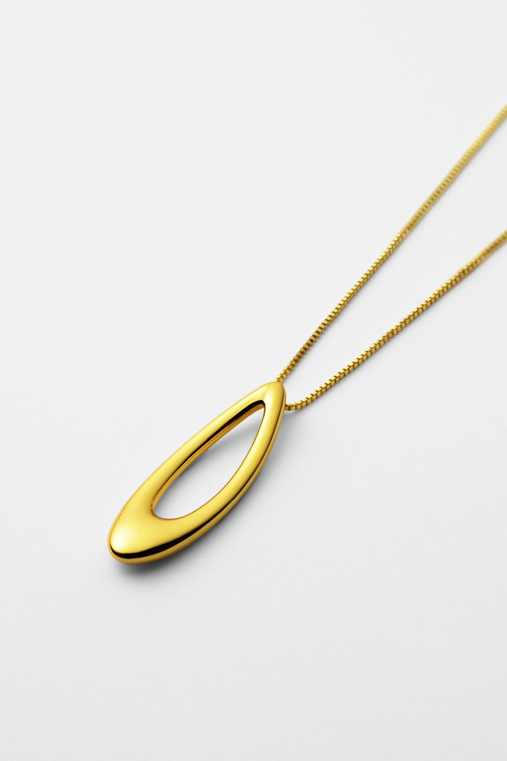 OVAL LOOP PENDANT NECKLACE