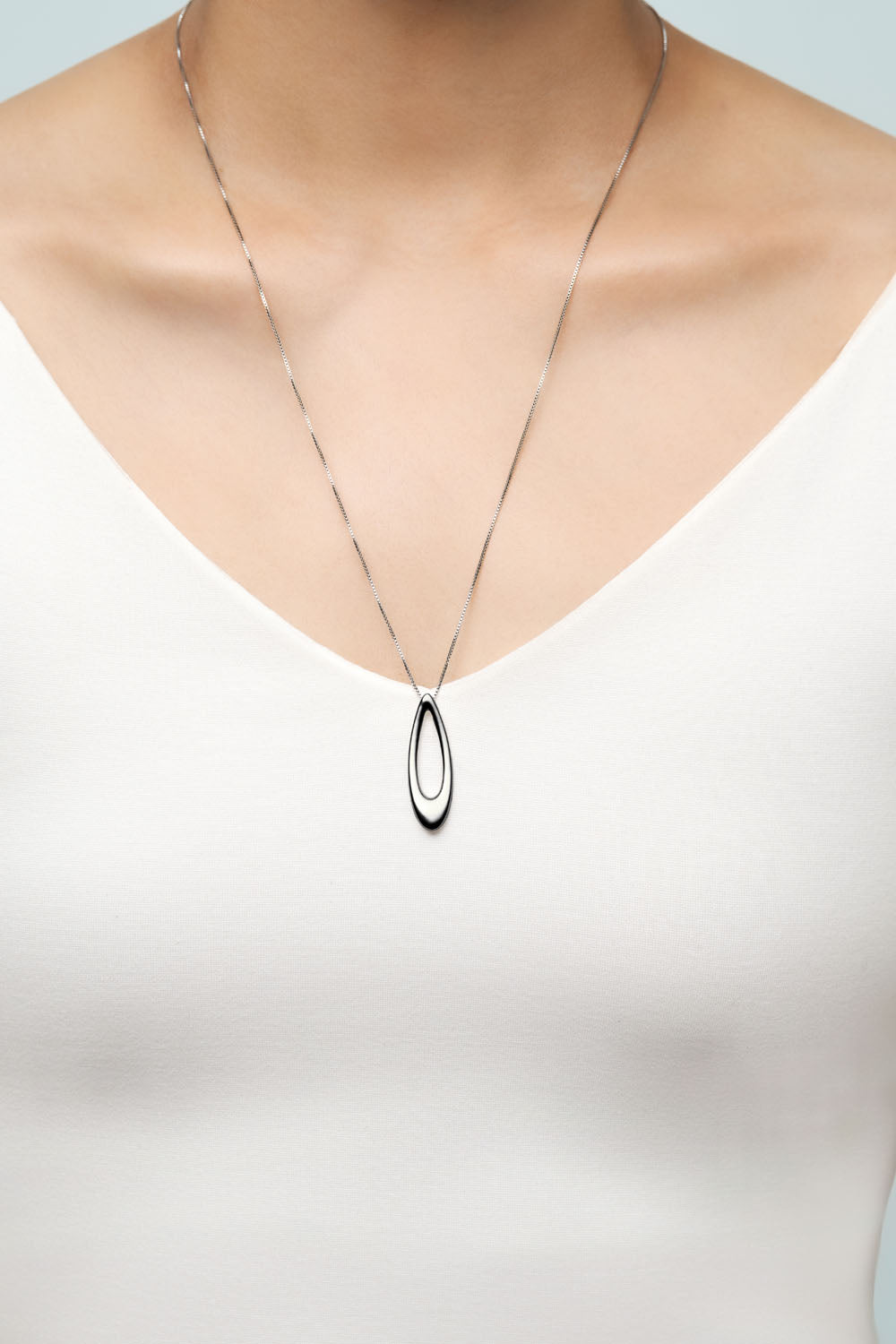 OVAL LOOP PENDANT NECKLACE