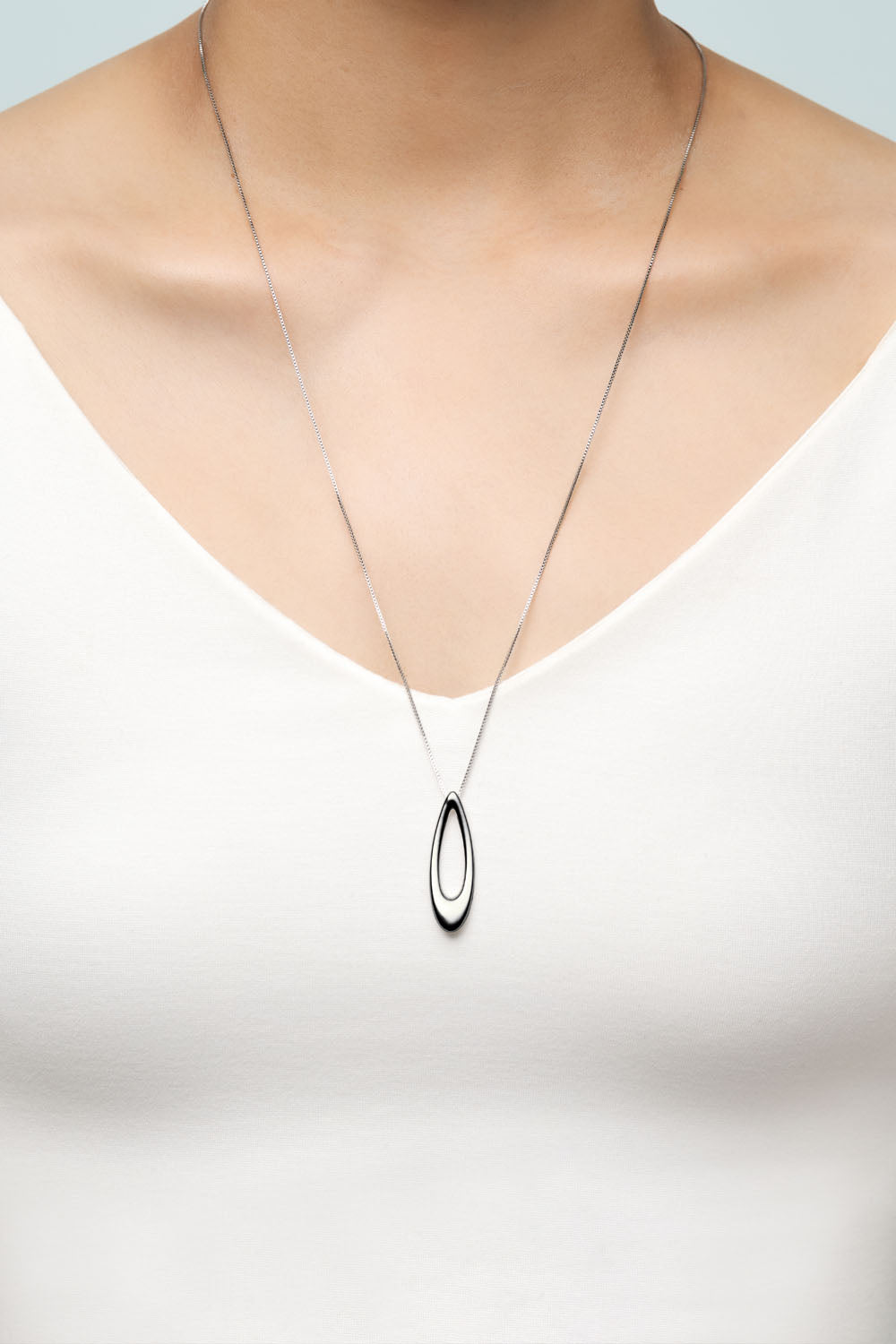 OVAL LOOP PENDANT NECKLACE