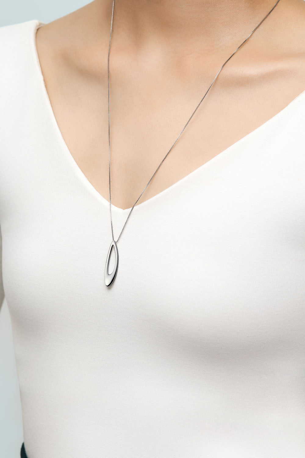 OVAL LOOP PENDANT NECKLACE