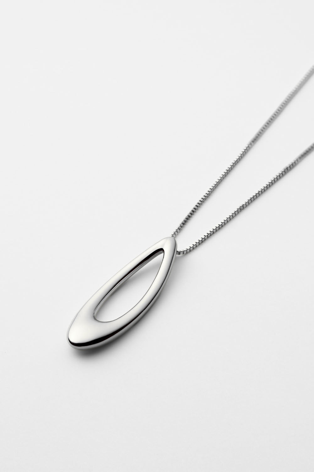 OVAL LOOP PENDANT NECKLACE