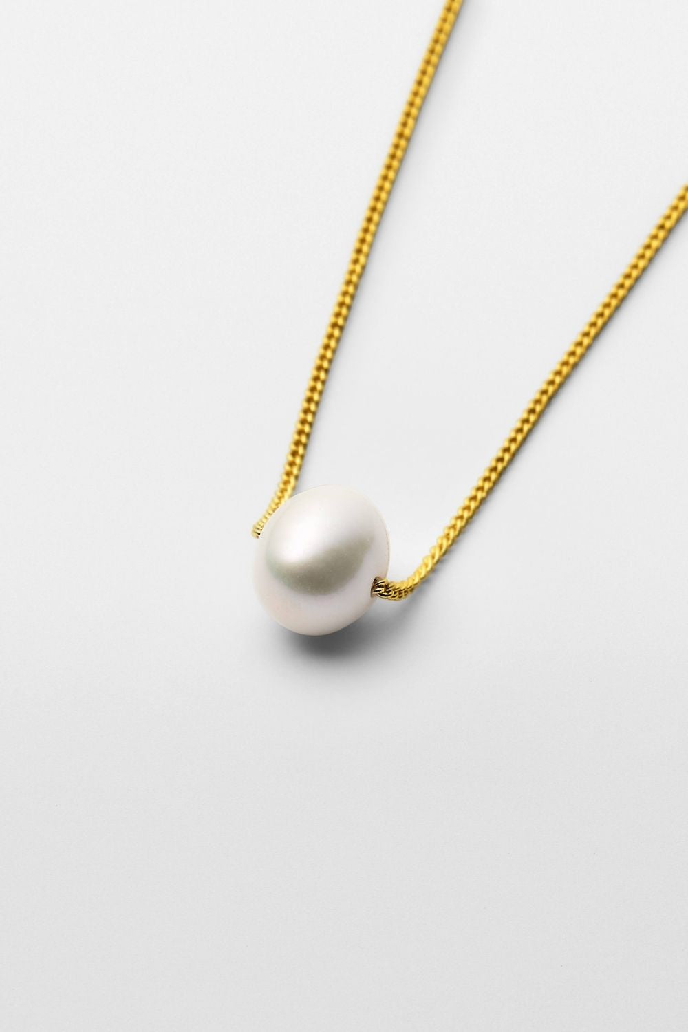 Simple Pearl Necklace Floating