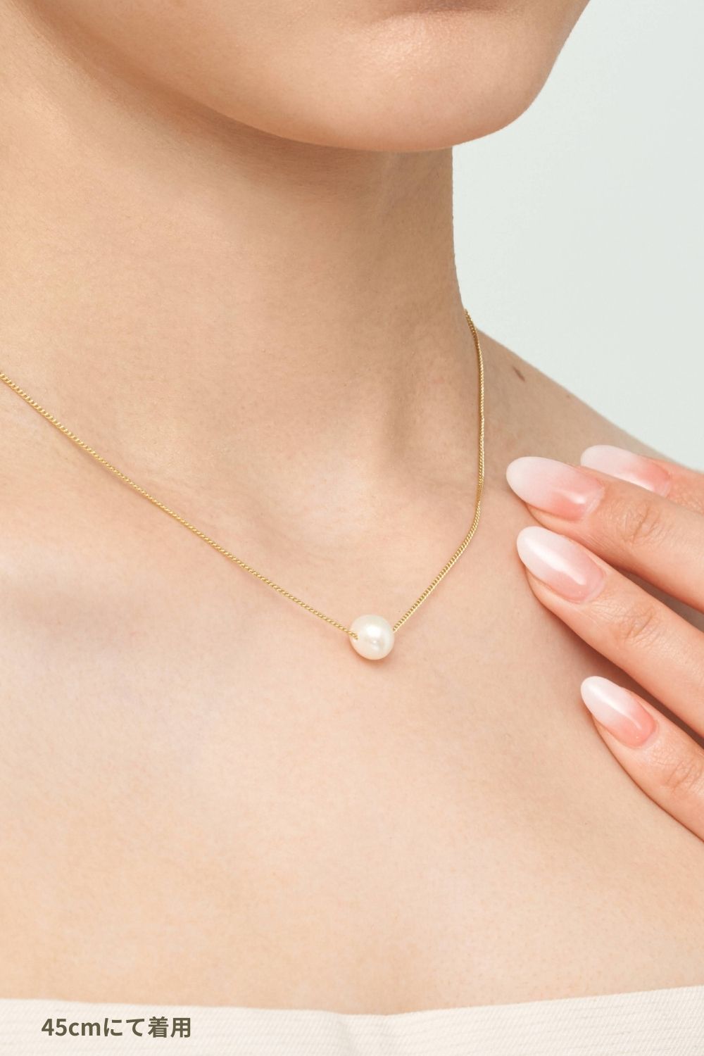 Simple Pearl Necklace Floating