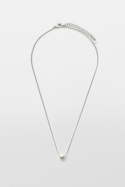 Simple Pearl Necklace Floating