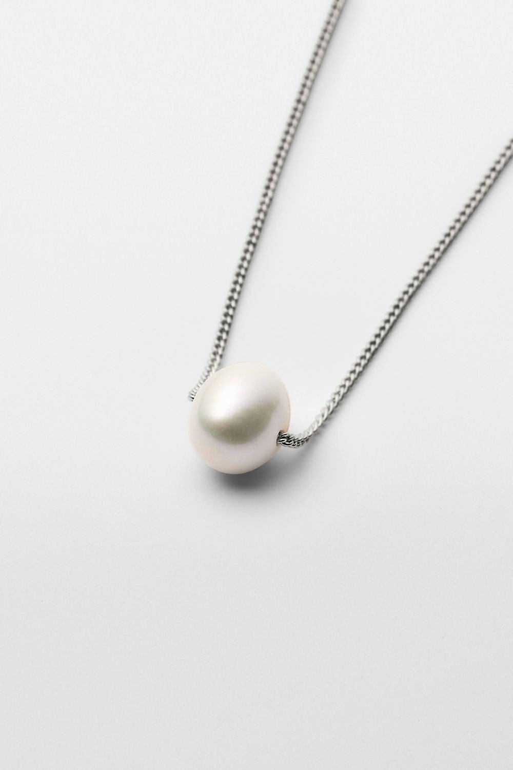 Simple Pearl Necklace Floating