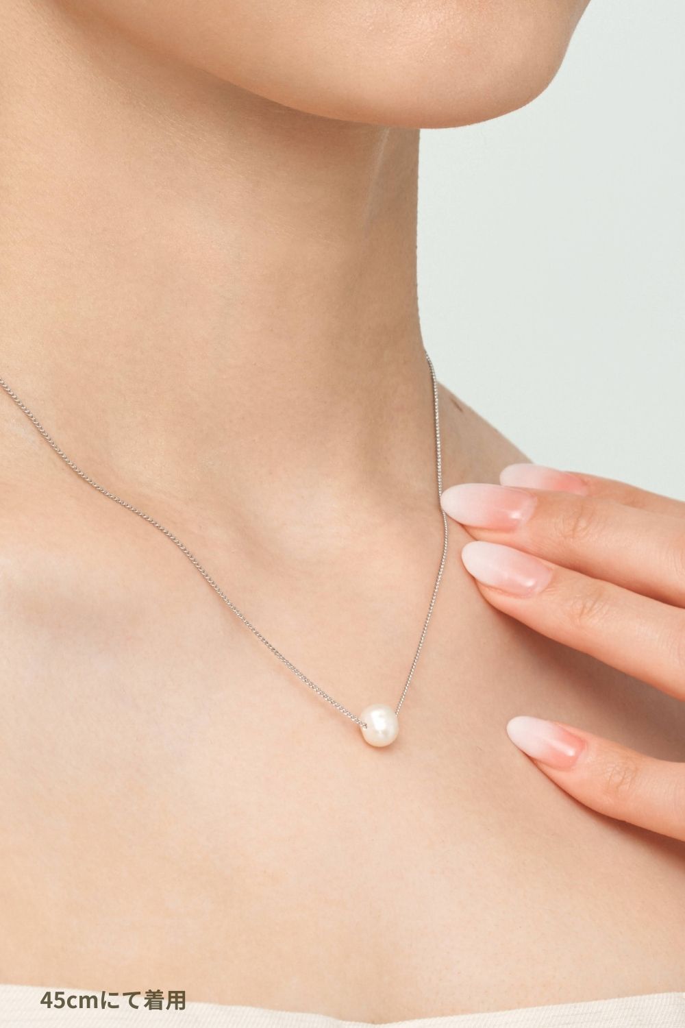 Simple Pearl Necklace Floating