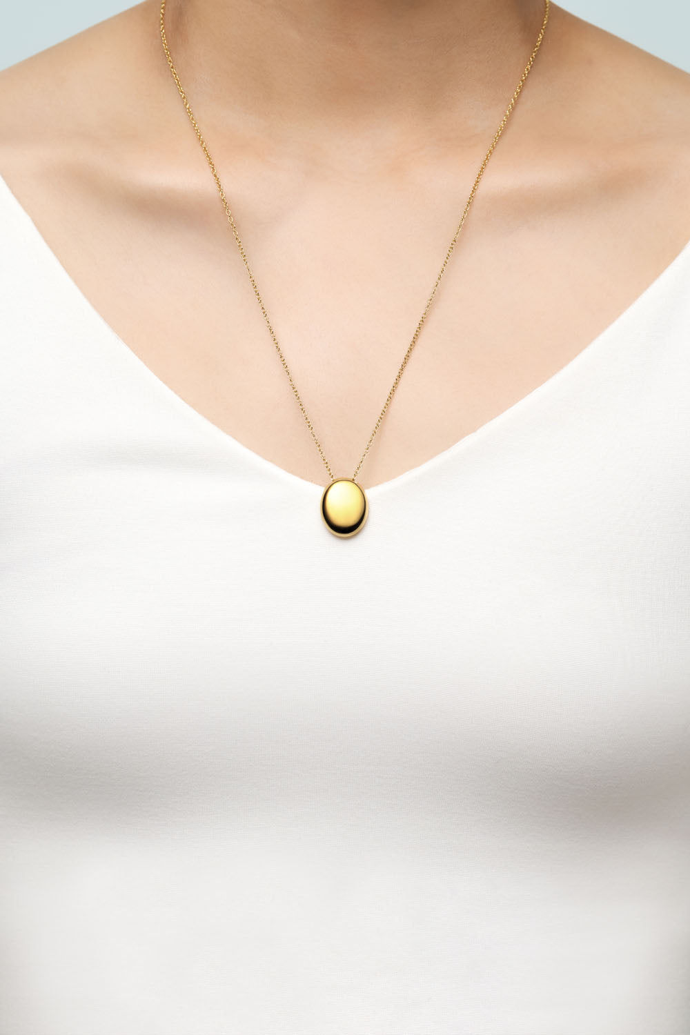 OVAL METAL PENDANT NECKLACE