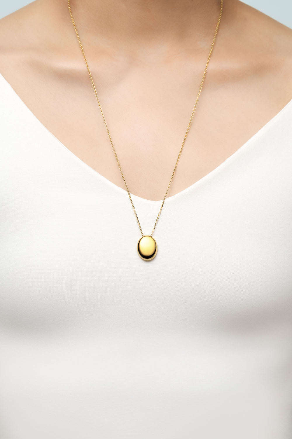 OVAL METAL PENDANT NECKLACE