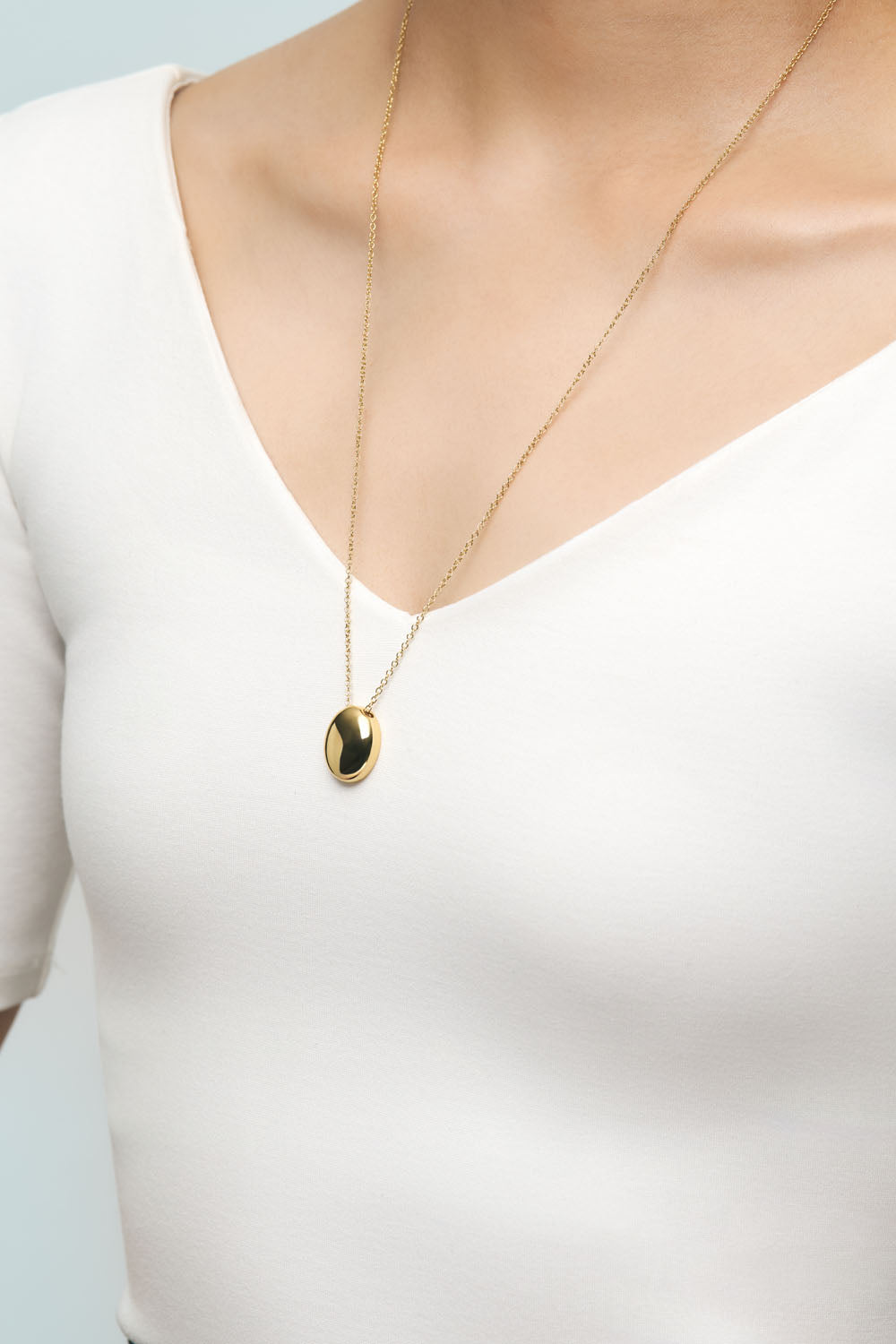OVAL METAL PENDANT NECKLACE