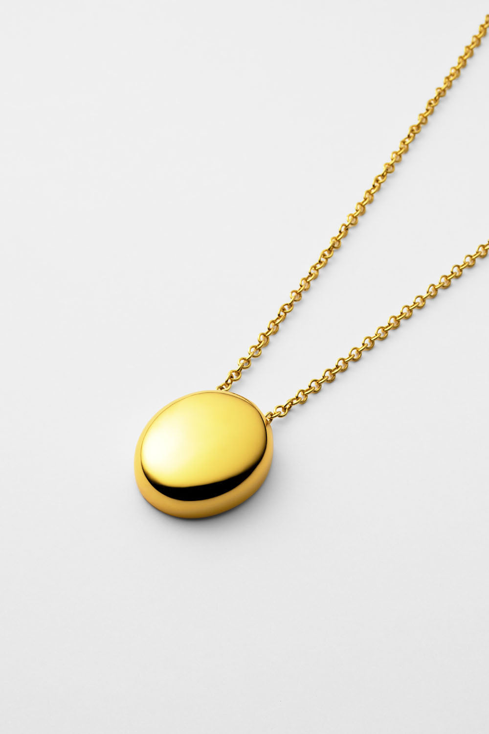 OVAL METAL PENDANT NECKLACE