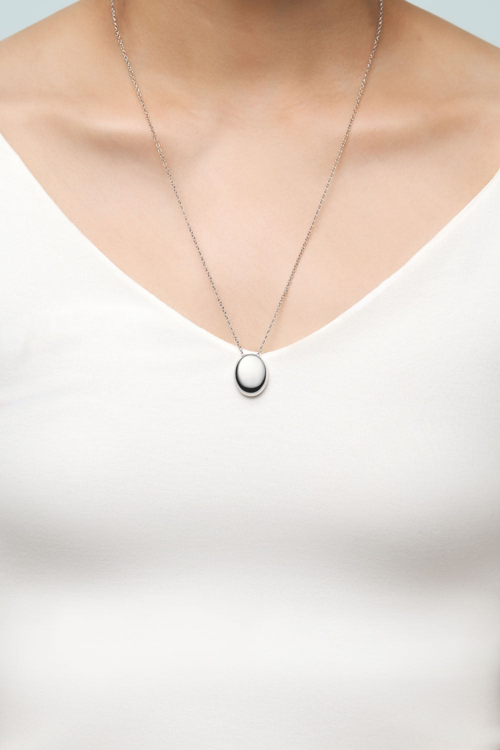 OVAL METAL PENDANT NECKLACE