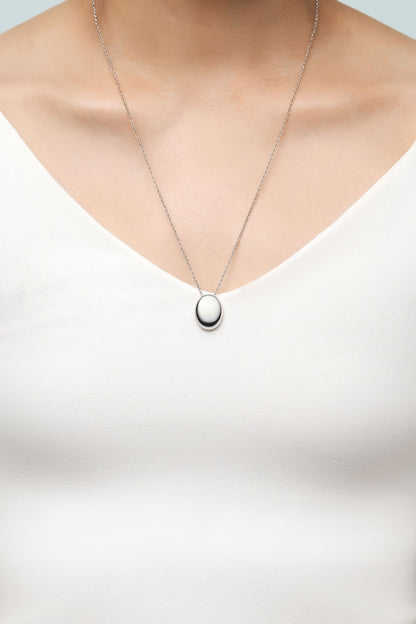 OVAL METAL PENDANT NECKLACE