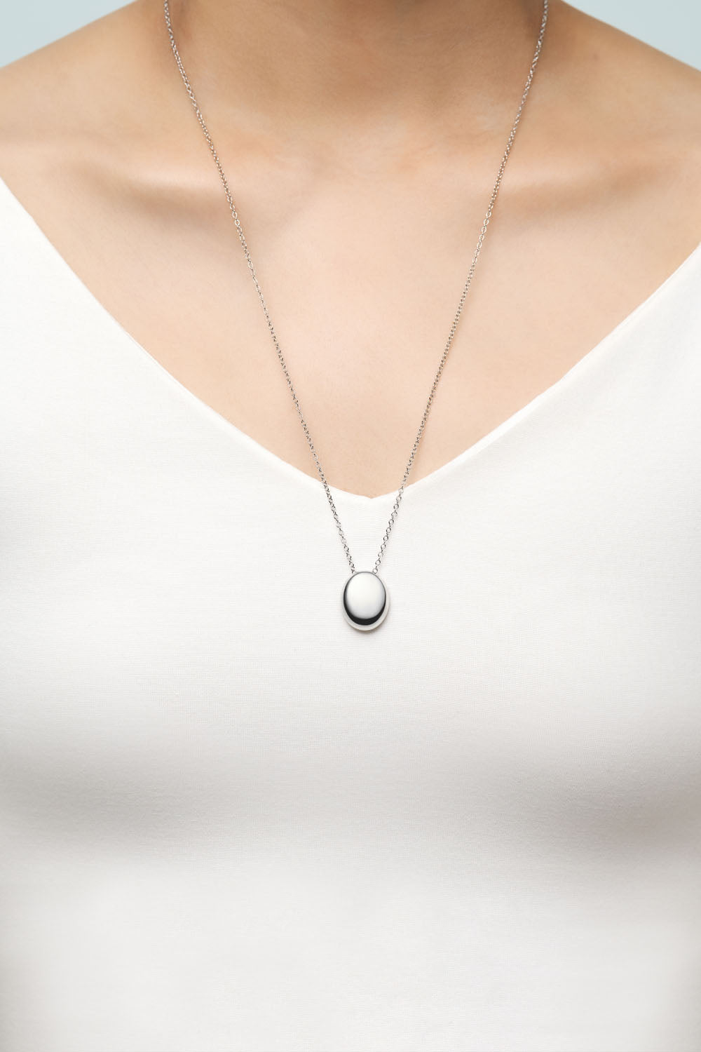OVAL METAL PENDANT NECKLACE