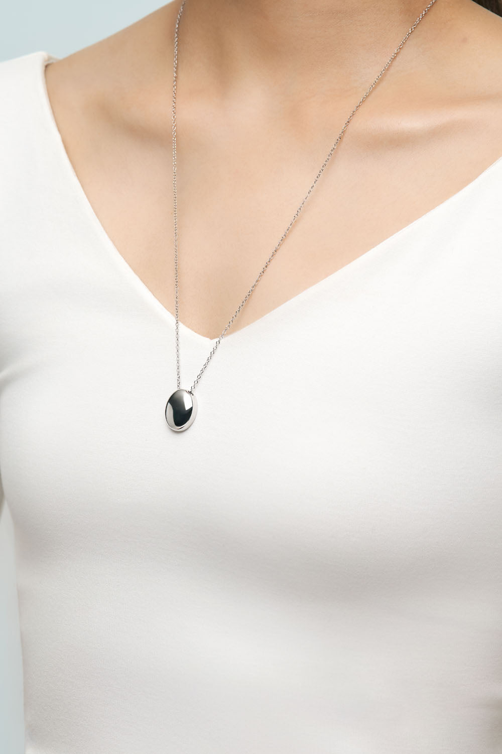OVAL METAL PENDANT NECKLACE