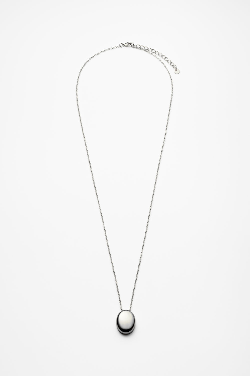 OVAL METAL PENDANT NECKLACE