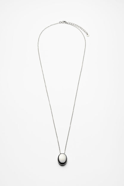 OVAL METAL PENDANT NECKLACE