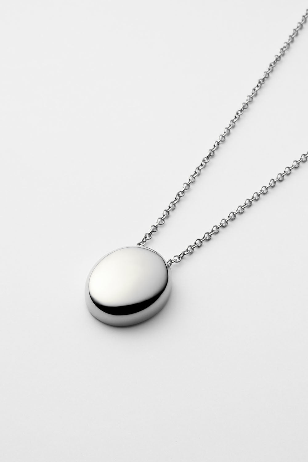 OVAL METAL PENDANT NECKLACE