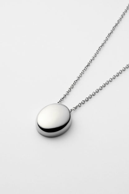 OVAL METAL PENDANT NECKLACE