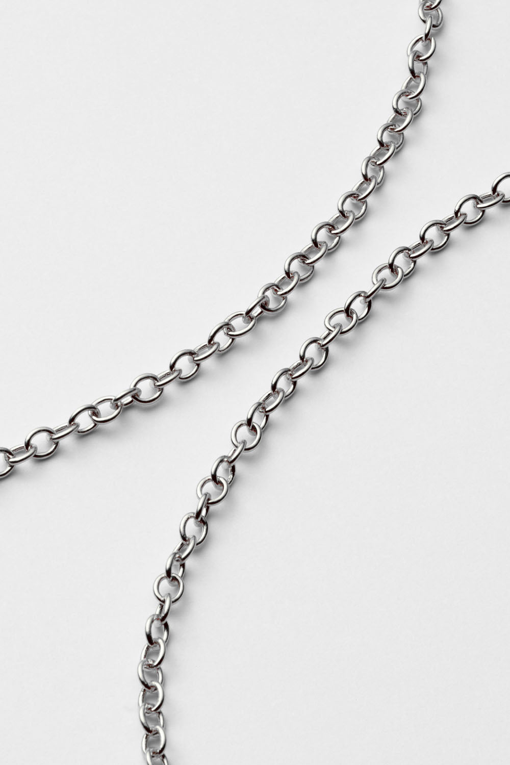 OVAL METAL PENDANT NECKLACE