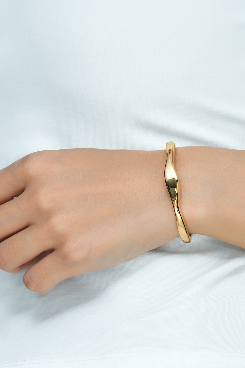 Nuance line bangle-oval