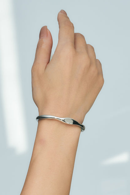 Nuance line bangle-oval
