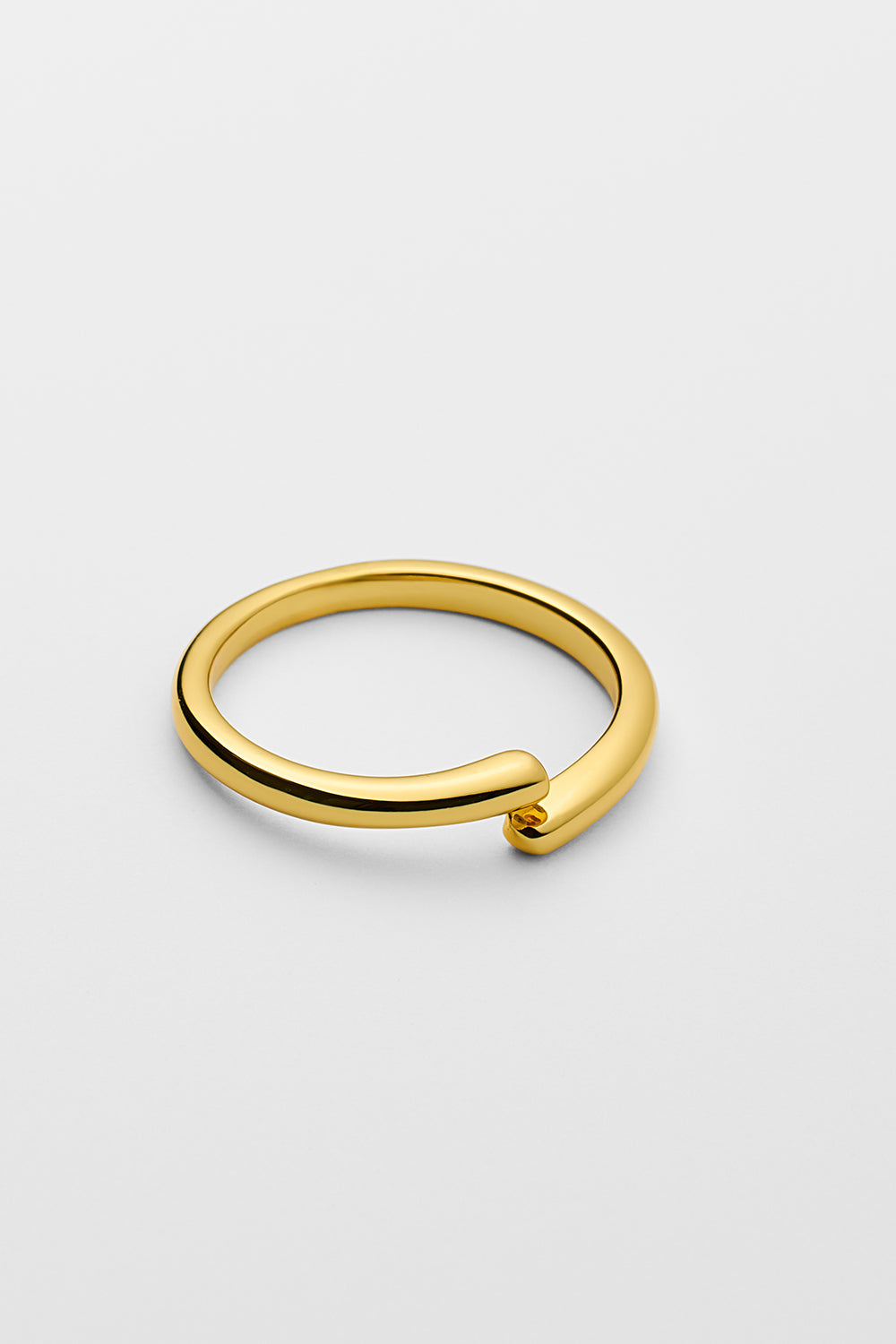 Simple line free size ring