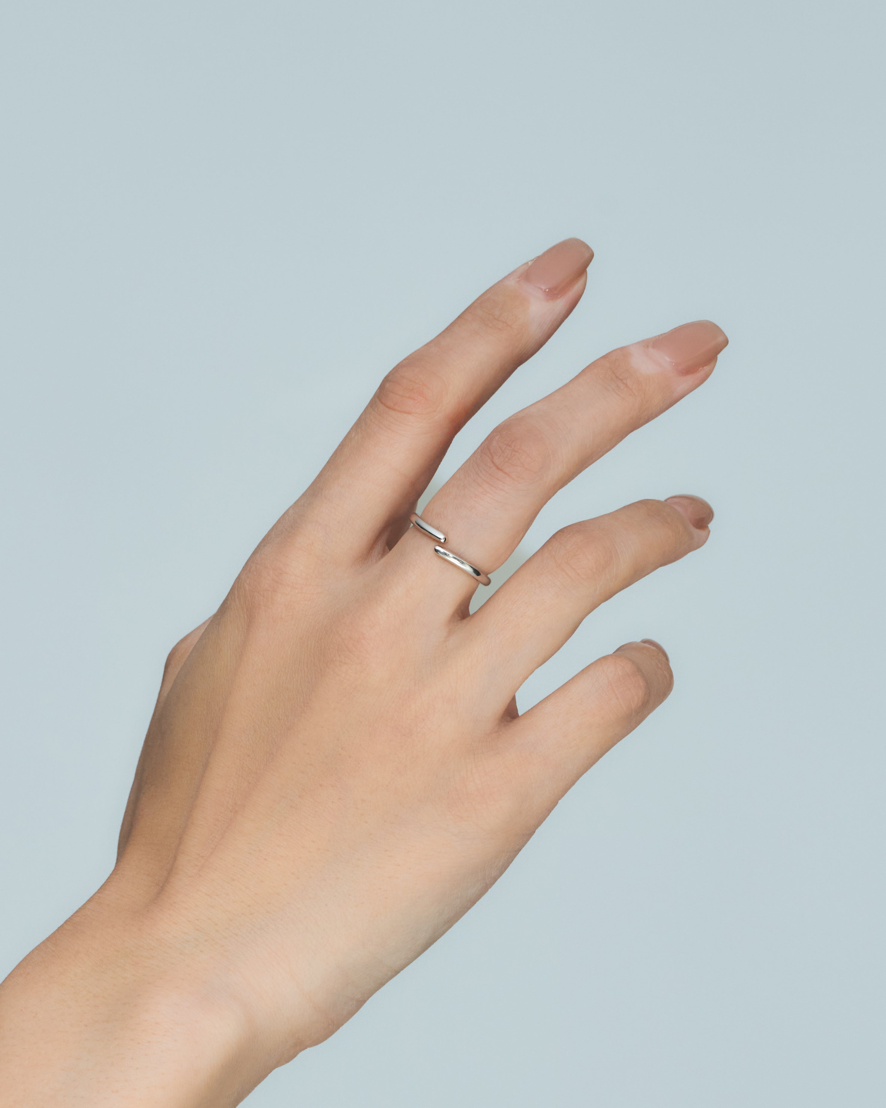Simple line free size ring