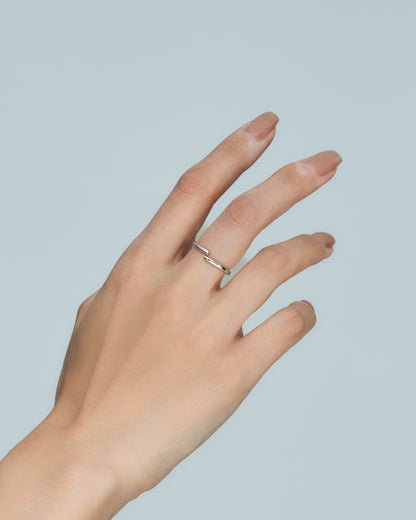 Simple line free size ring