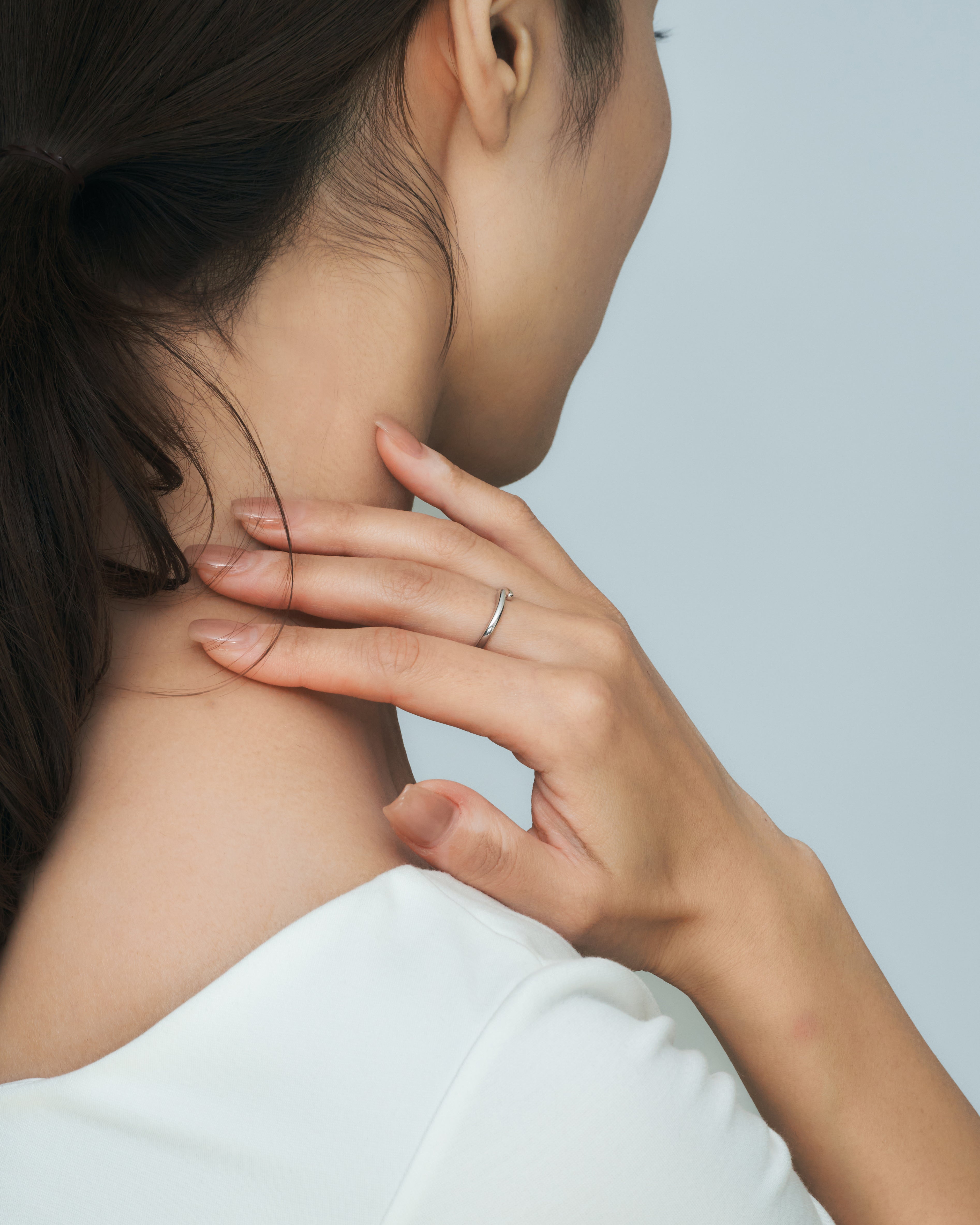 Simple line free size ring