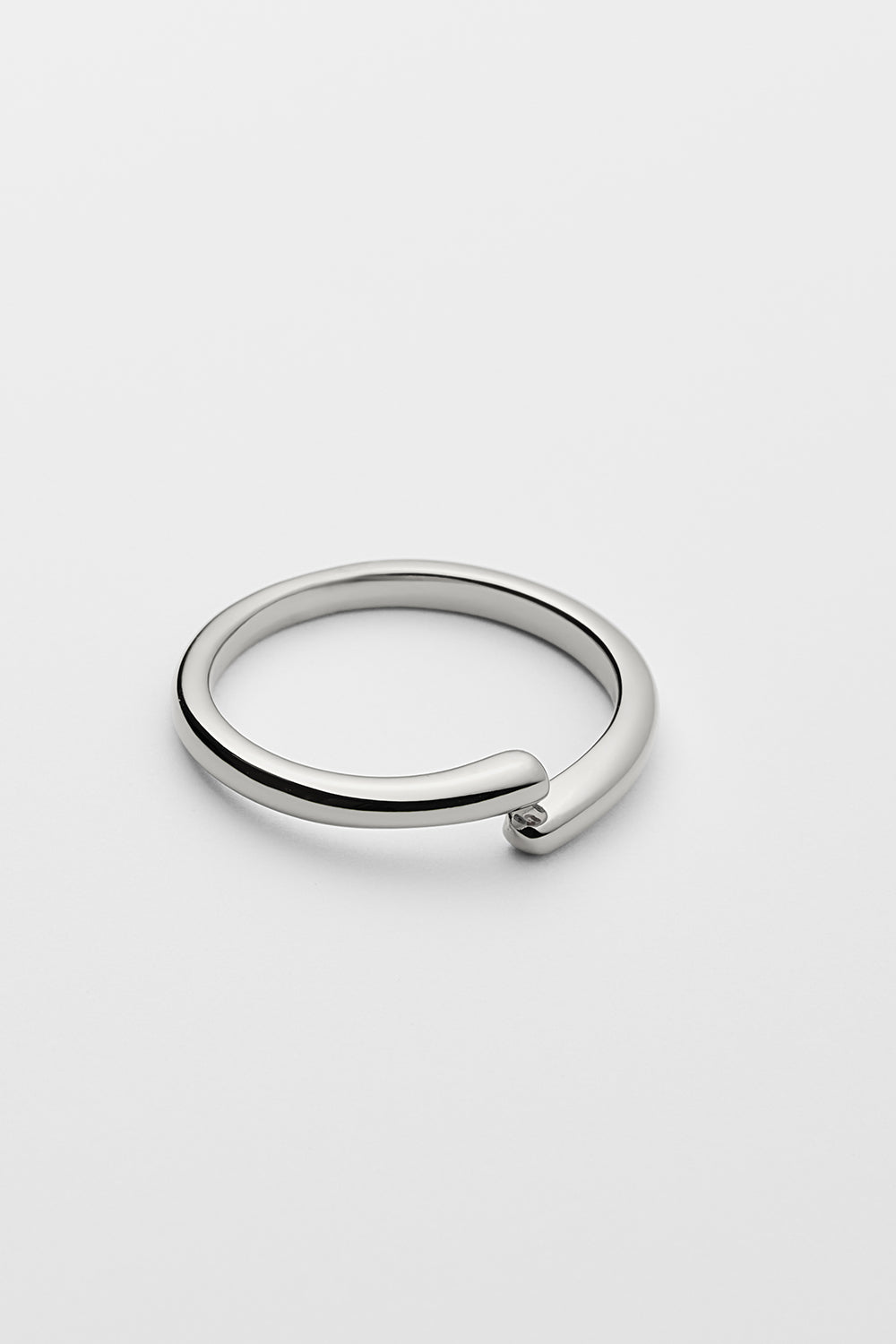 Simple line free size ring