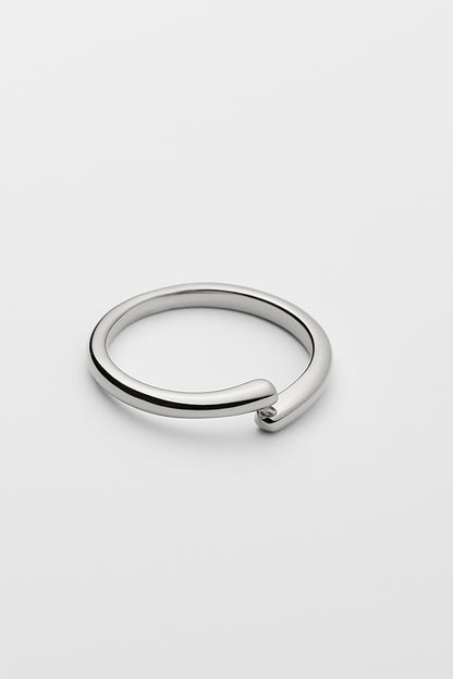 Simple line free size ring