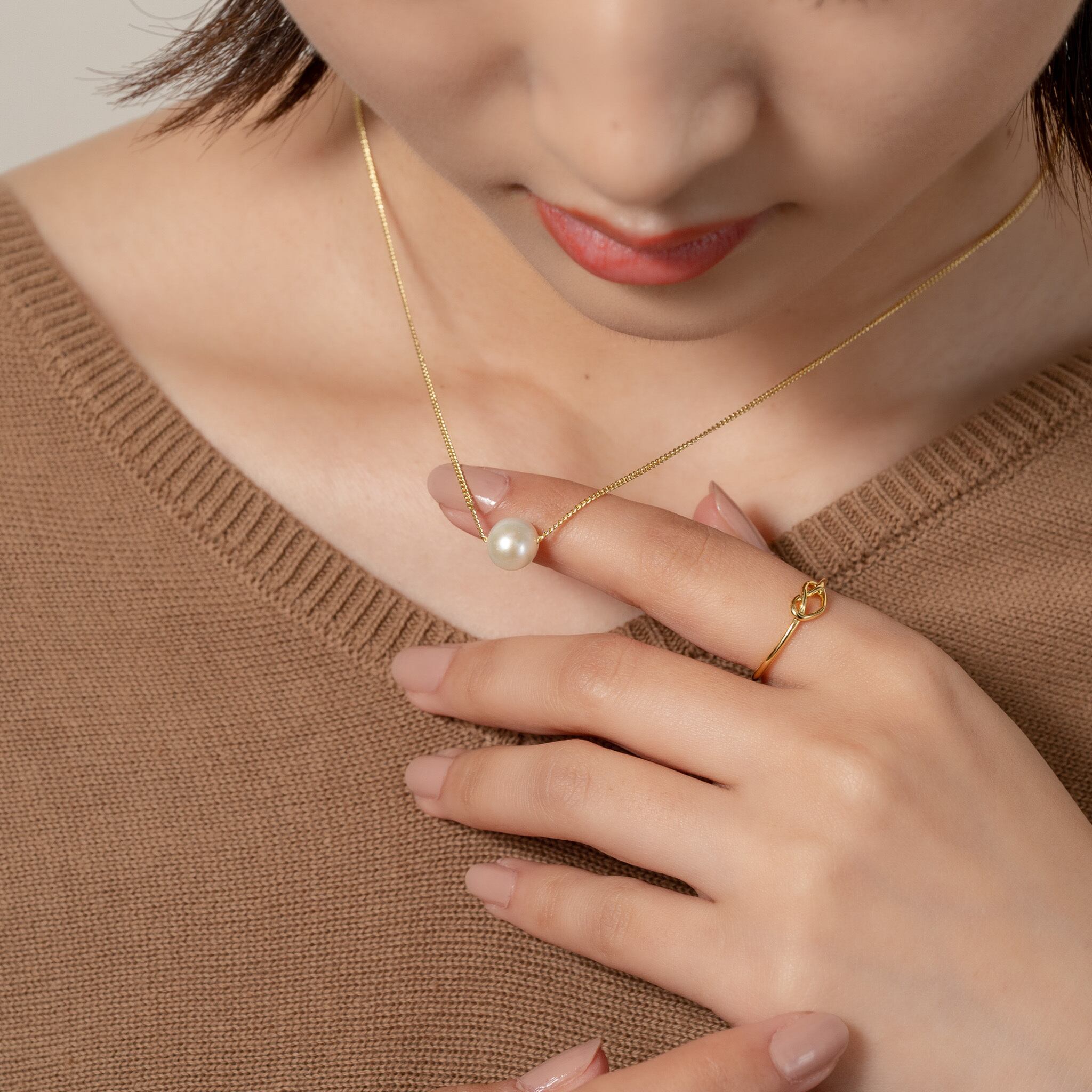 Single pearl necklace - floating