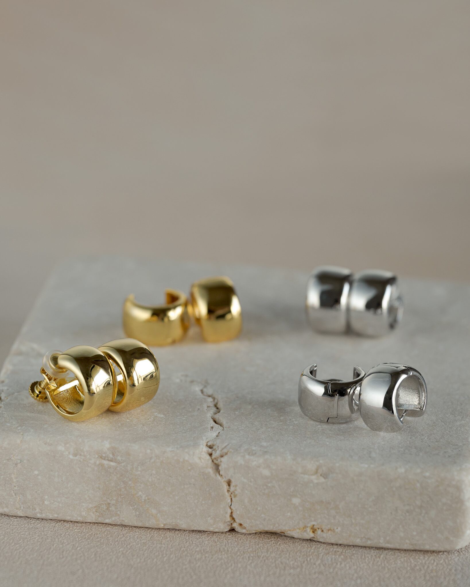 Band hoop mini earrings