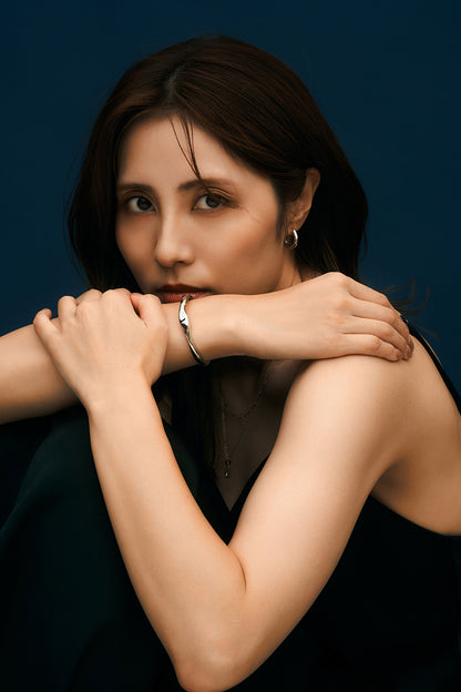 Nuance line bangle-oval