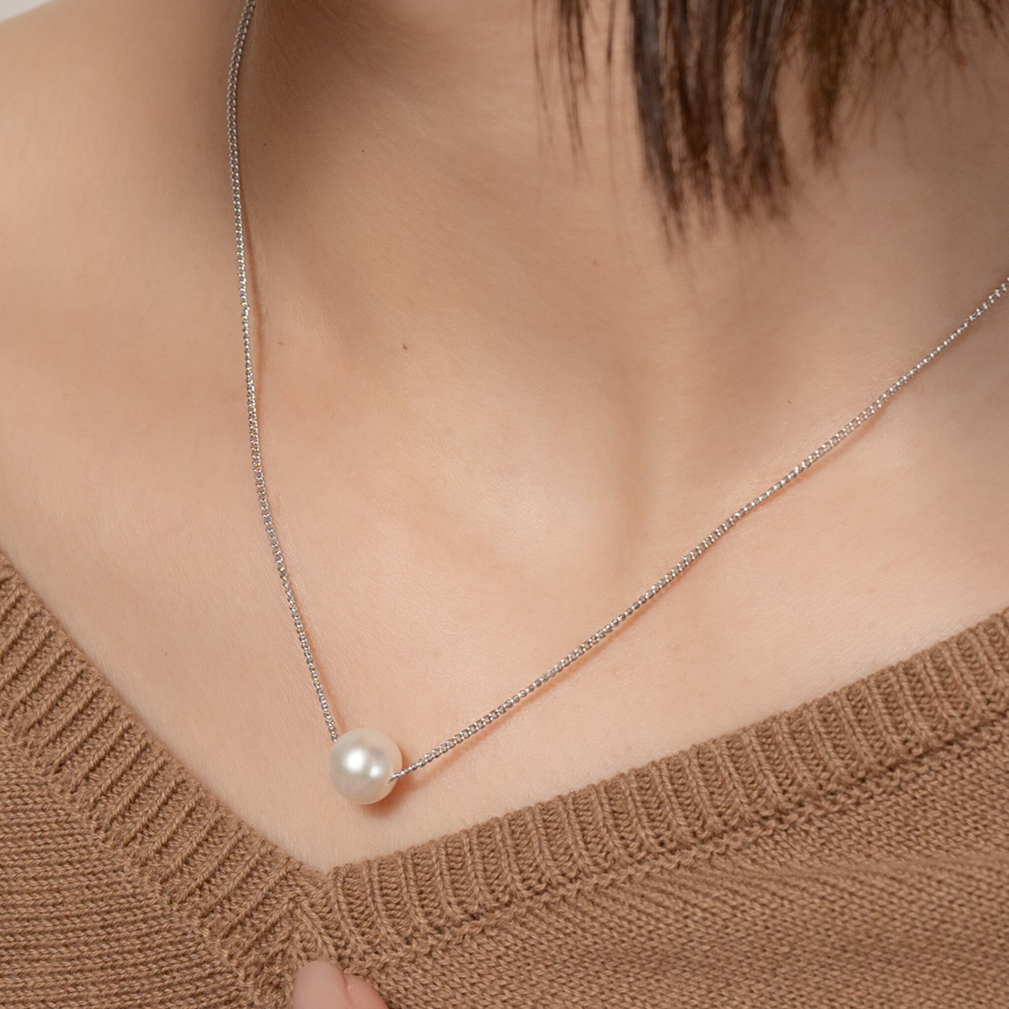 Single pearl necklace - floating