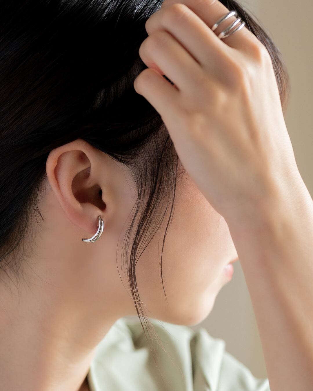 Curve line studs pierce