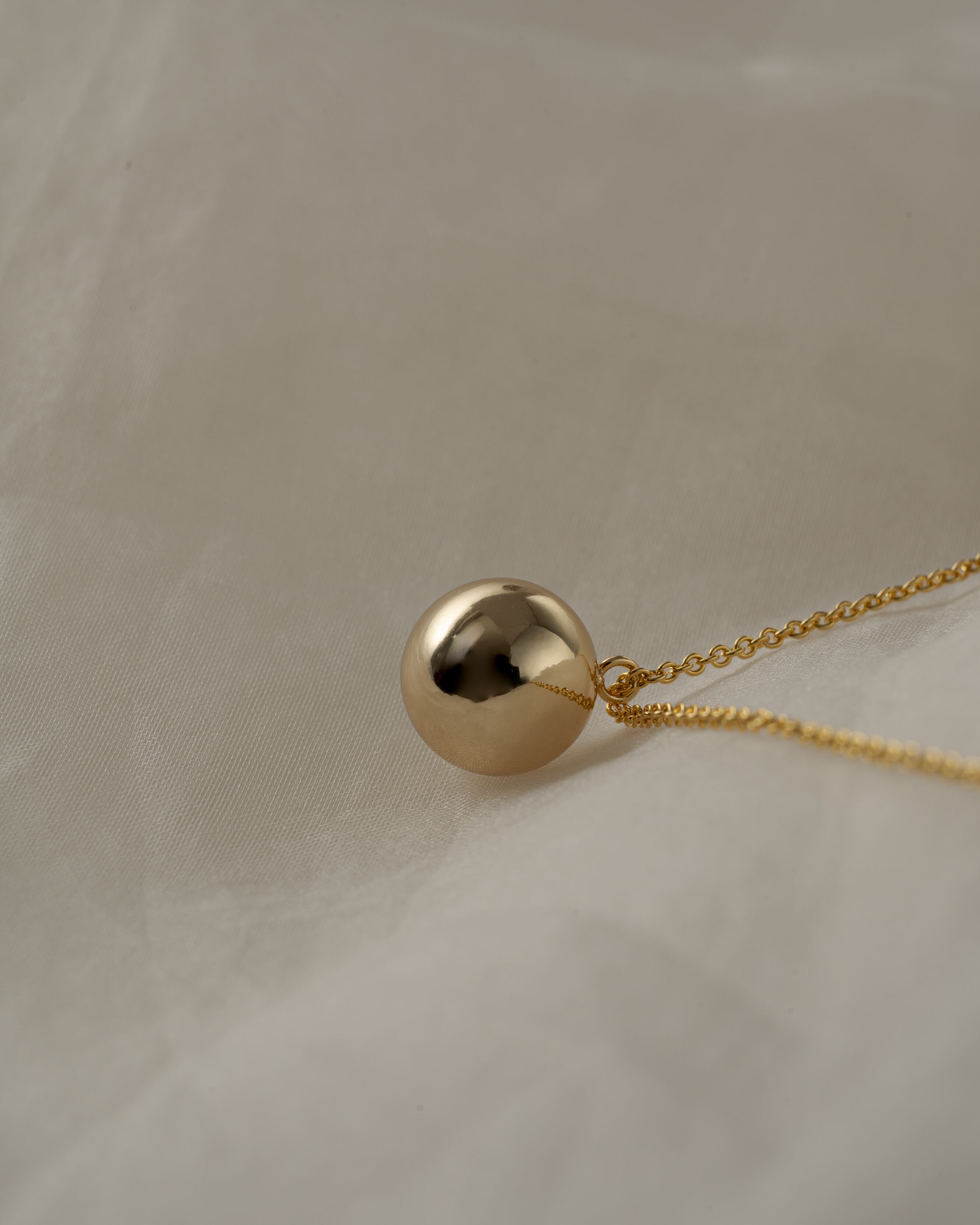 Metal ball necklace